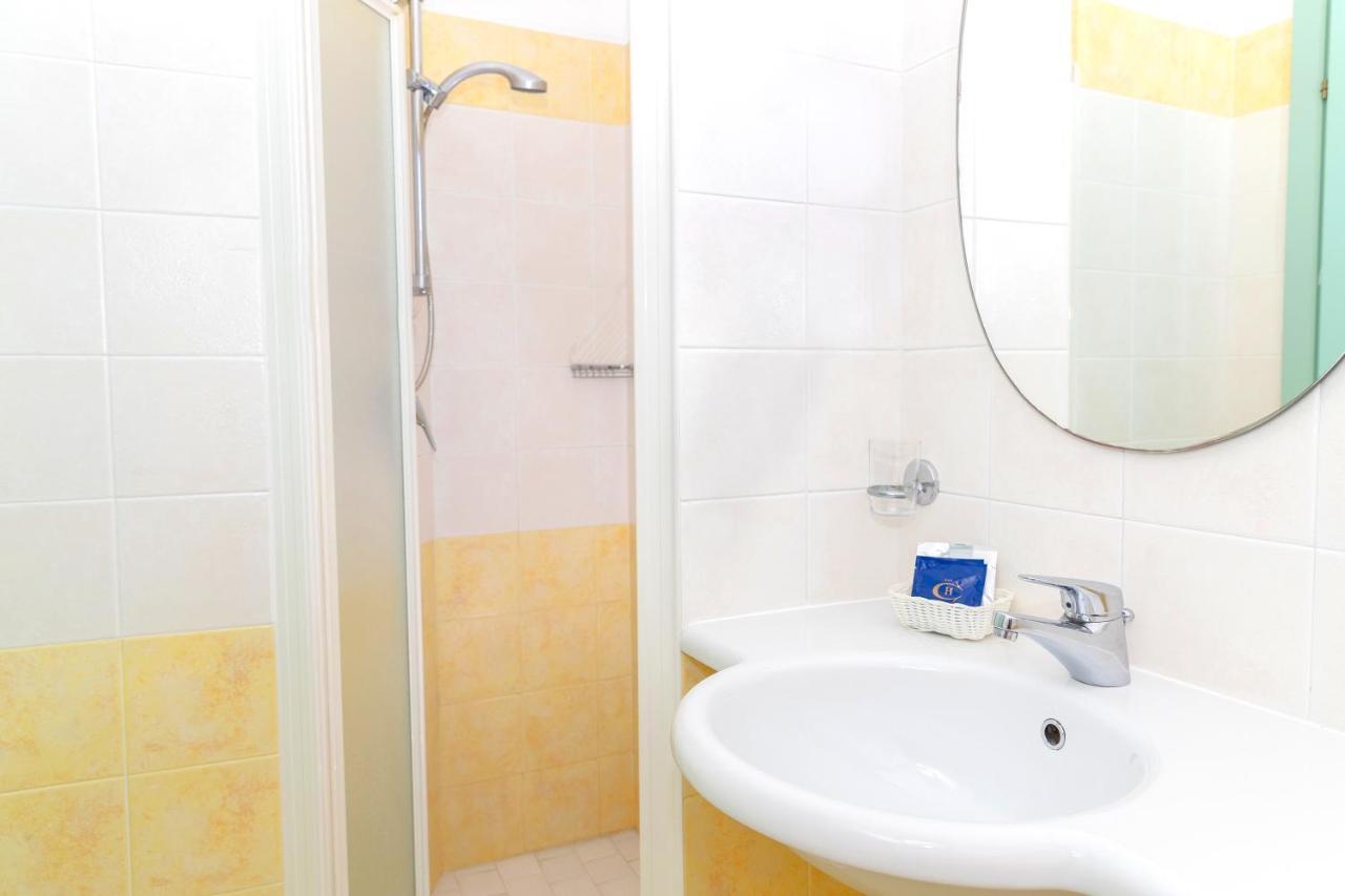 Hotel Caravel B&B Misano Adriatico Eksteriør billede