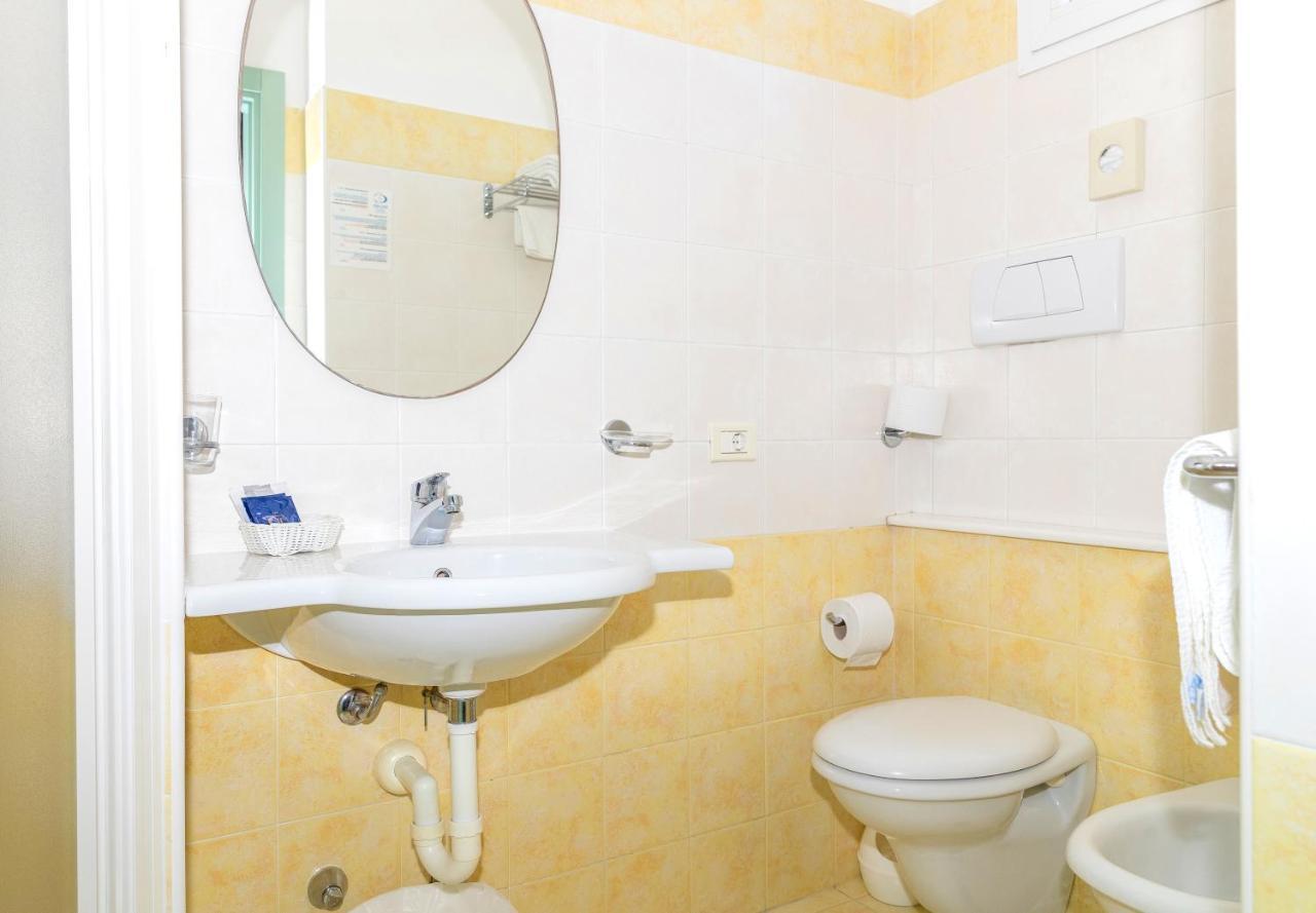 Hotel Caravel B&B Misano Adriatico Eksteriør billede